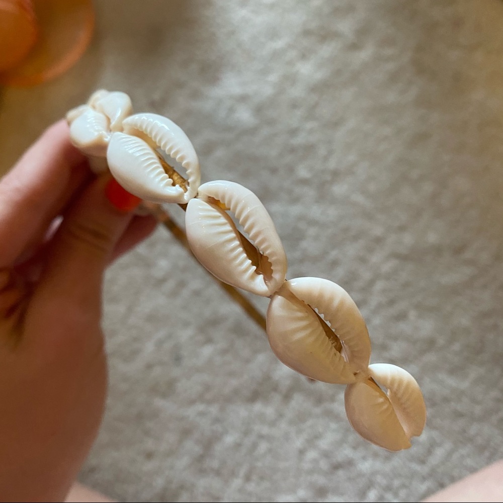 Shell Hairband - Picture 2 of 3